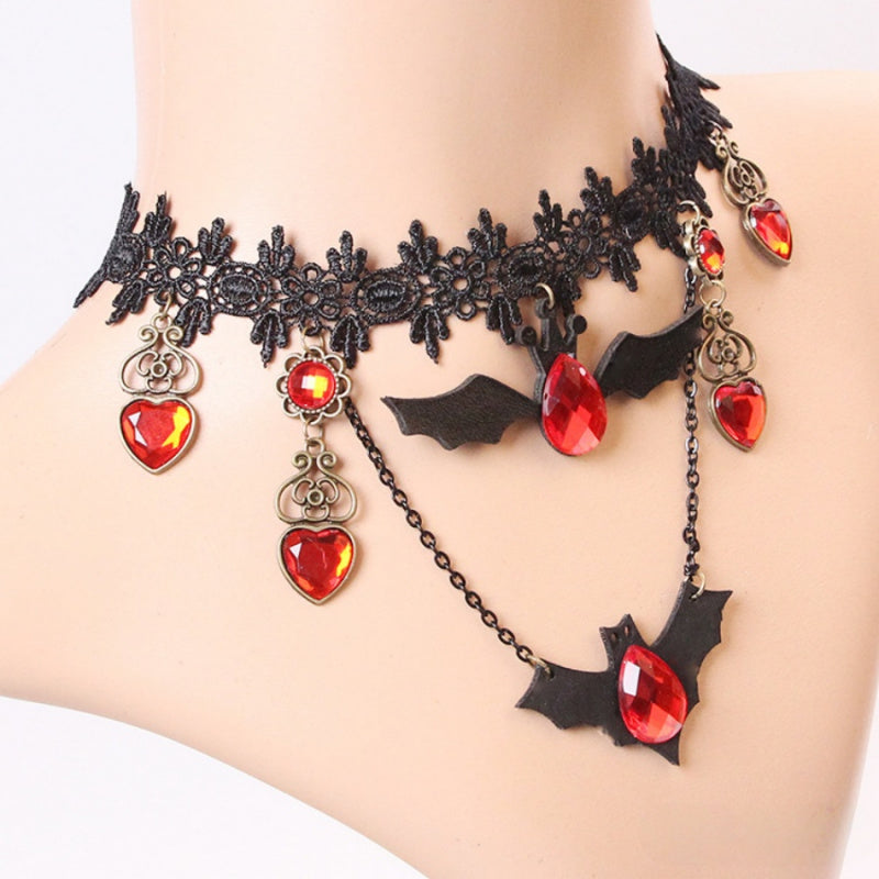 Gothic Halloween Halskette für Damen | Fledermaus Anhänger mit Rubinherz | Verstellbare Kette für Kostüm & Party