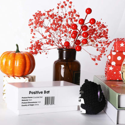 Gehäkelte Fledermaus Deko Halloween | Mit Mutmach-Karte für Aufmunterung | Handgefertigte Optik für Schreibtisch & Regal